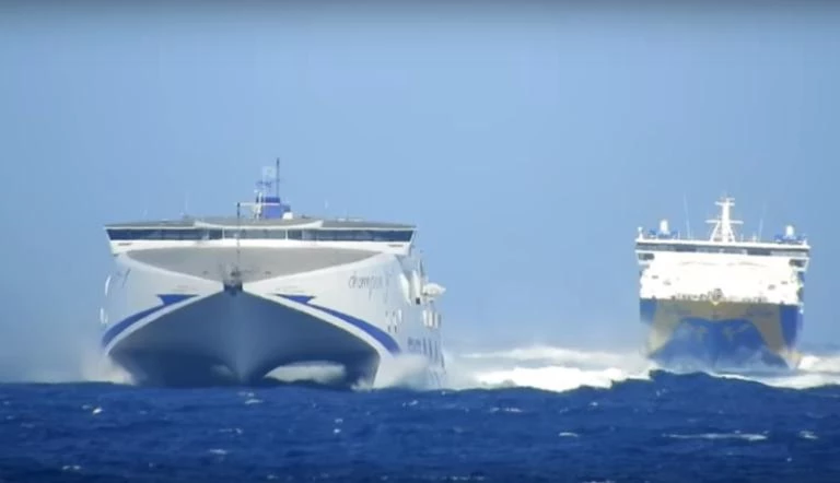 Μύκονος: Μονομαχία κόντρα στα κύματα – Θέαμα από δύο επιβατικά πλοία (βίντεο)